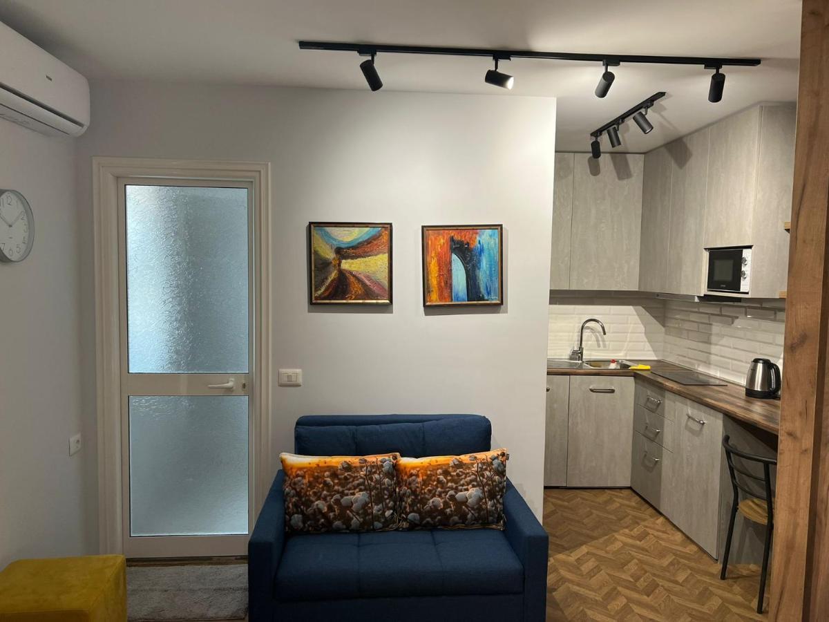 Florent's Superb Studio, Free Parking & Garden!! * Tiranë